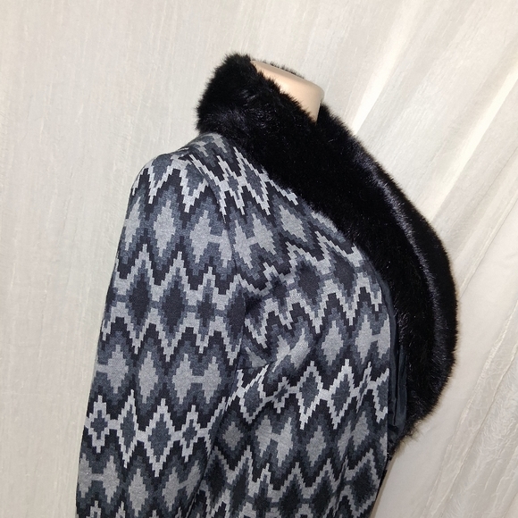 INC International Concepts Wimen Size S Black and Gray Zigzag Cape - Picture 6 of 16